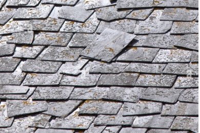 Toiture avec ardoises cassées